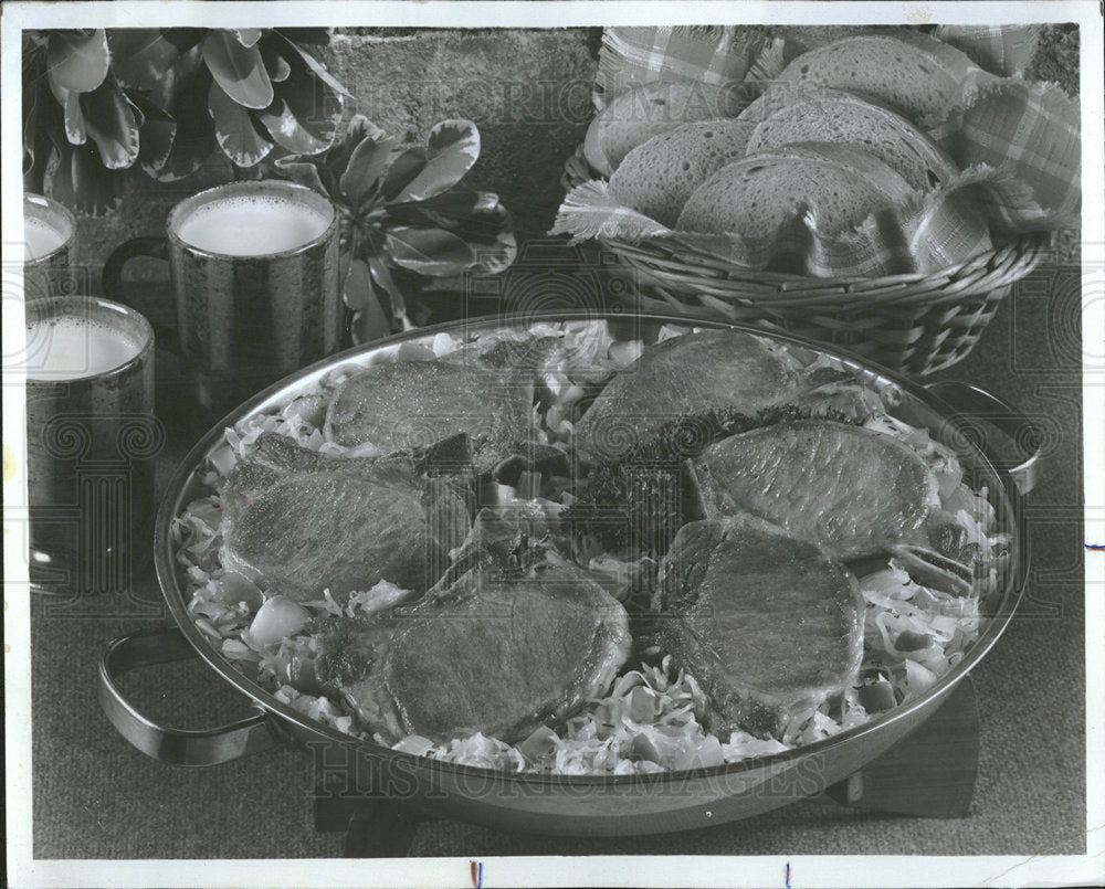 1976 Press Photo Pork Chops And Sauerkraut Dish - Historic Images