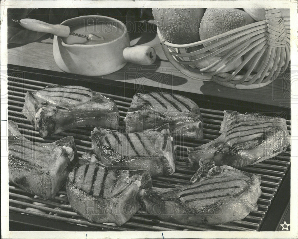 1975 Press Photo Pork Chops Broiling On The Grill - Historic Images