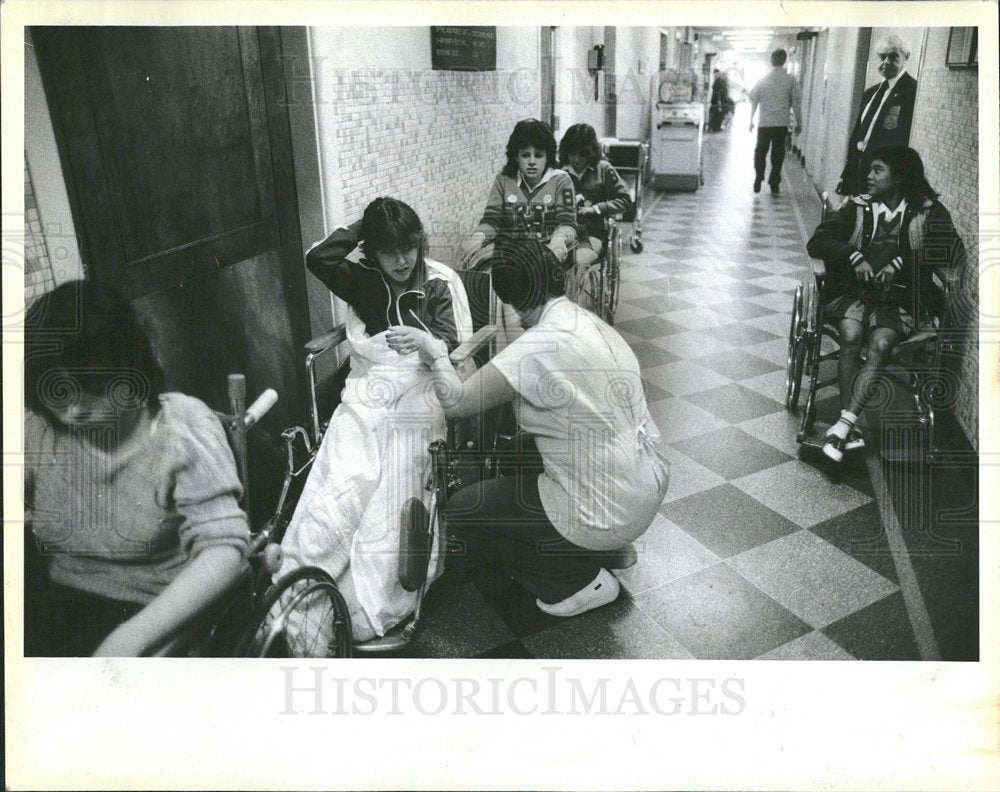 1984 Press Photo High School Students Hospital Poison - Historic Images