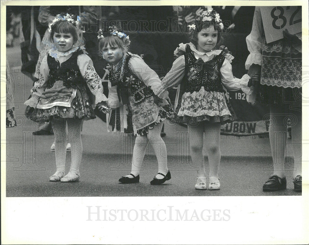 1984 Press Photo Little Girls Wait to Start Their Float - Historic Images