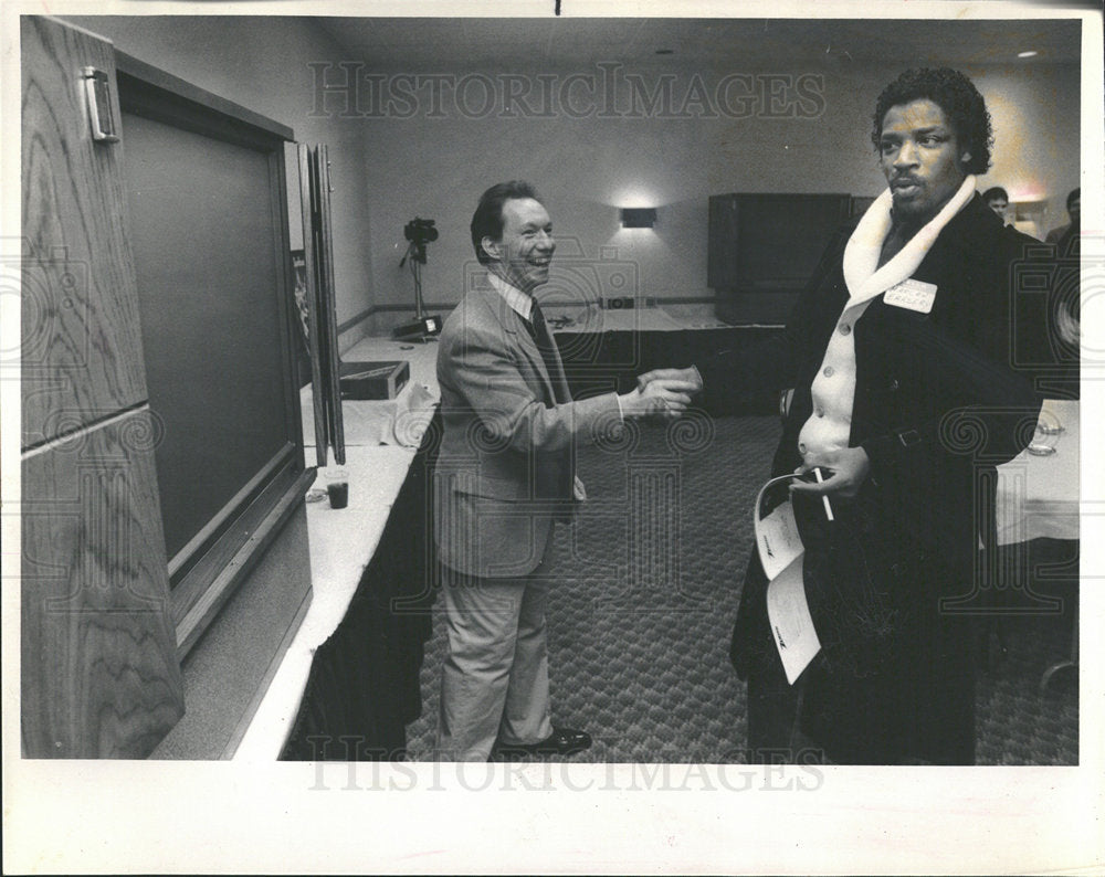 1988 Press Photo Undercover Officer TV Fugitive Winner - Historic Images