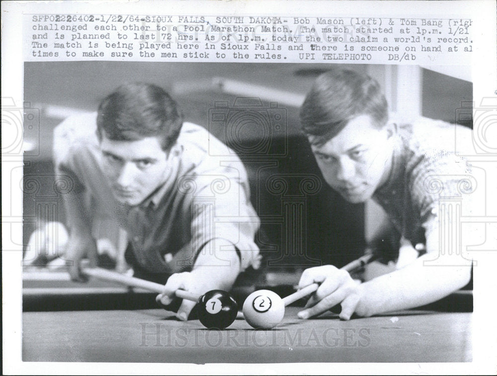 1964 Press Photo Bob Mason &amp; Tom Bang Pool Tournament - Historic Images