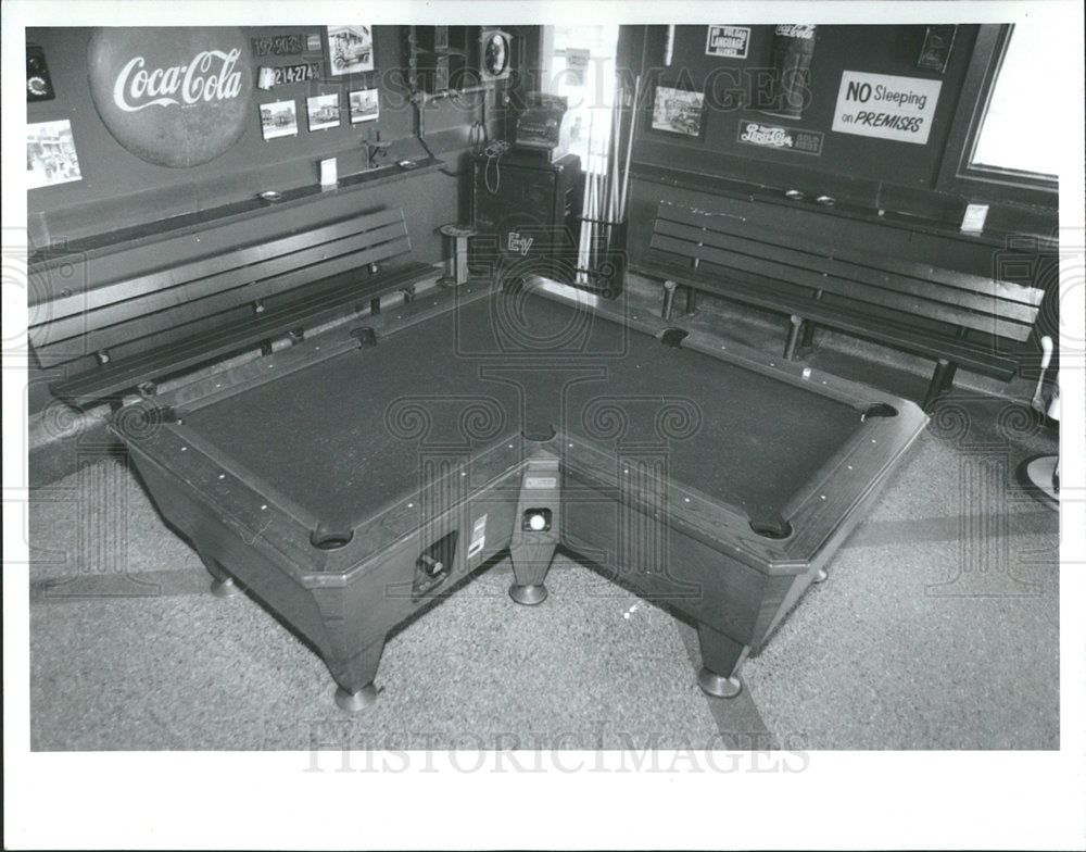 1993 Press Photo L Shaped Pool Table The Triangle Inn - Historic Images
