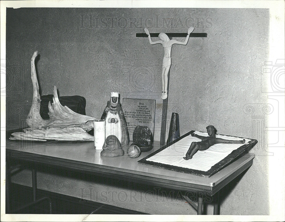 1964 Press Photo Nuns Make Religious Christmas Gifts  - Historic Images