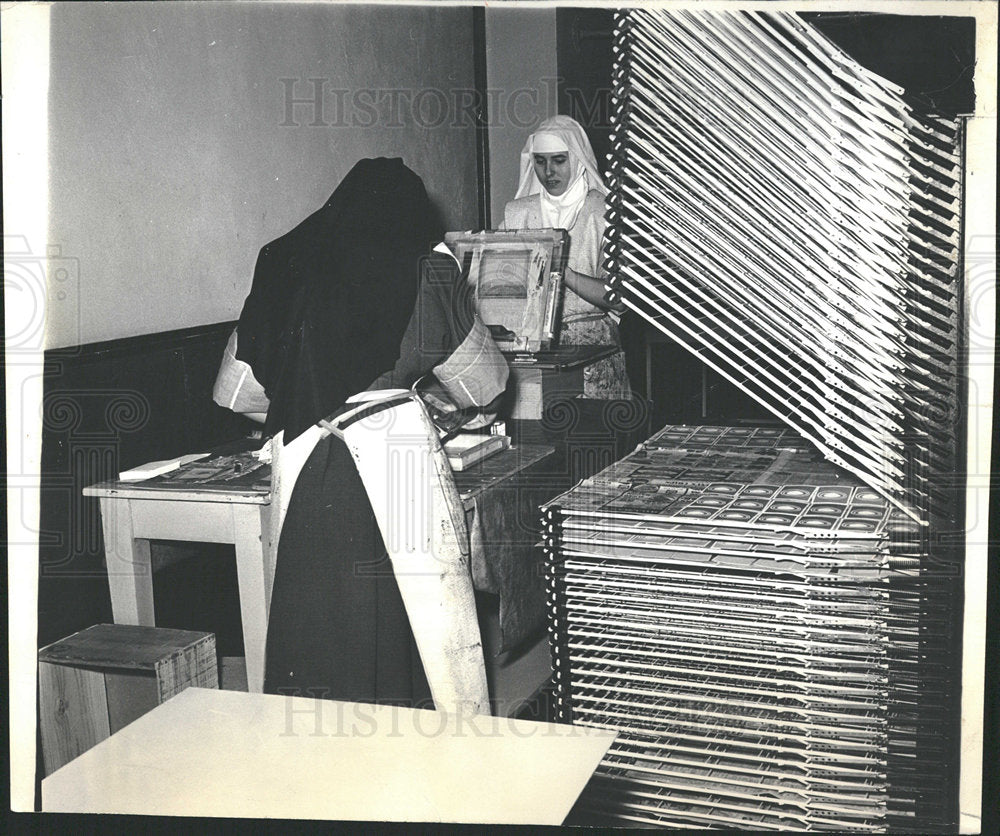 1964 Press Photo Nuns Create Silk-Screen Cards - Historic Images