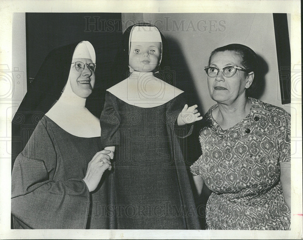 1965 Press Photo Gift Poor Clares Monastery Sister - Historic Images