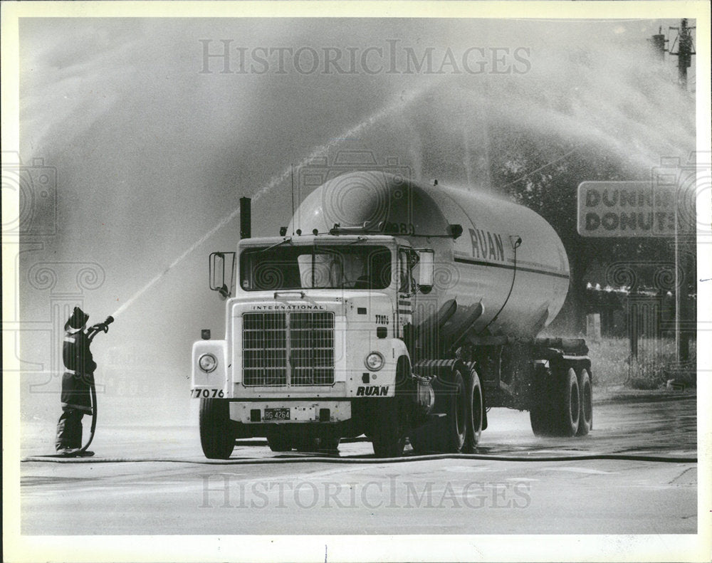 1984 Press Photo Firefighter Hoses Down Tanktruck - Historic Images