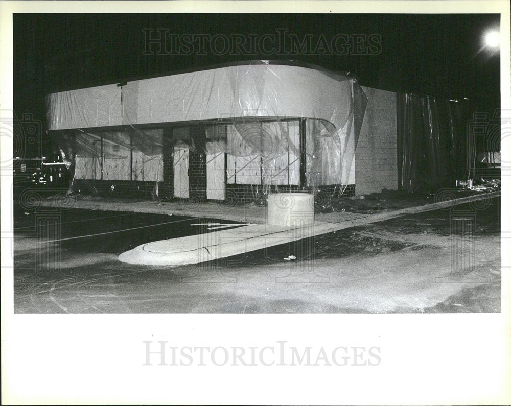1983 Press Photo Building Wrapped Plastic Fumes Butyl - Historic Images