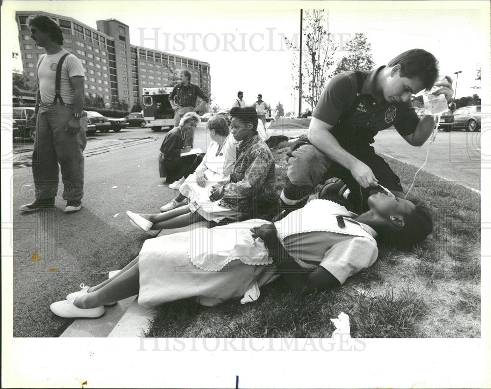 1988 Press Photo Paramedics Treat Victims Oak Brook  - Historic Images
