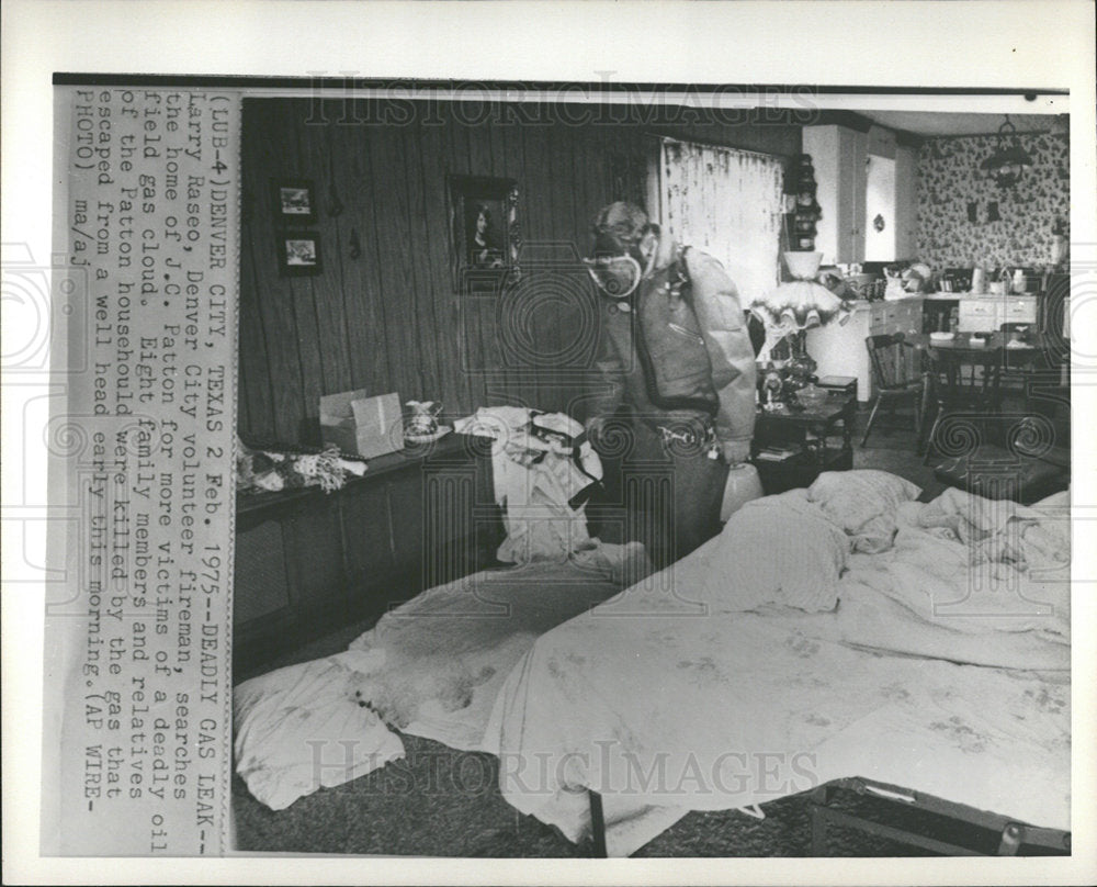 1975 Press Photo A Fireman Searches A Home For Victims - Historic Images