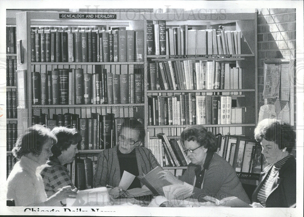 1977 Press Photo women Winnetka Public Library roots - Historic Images