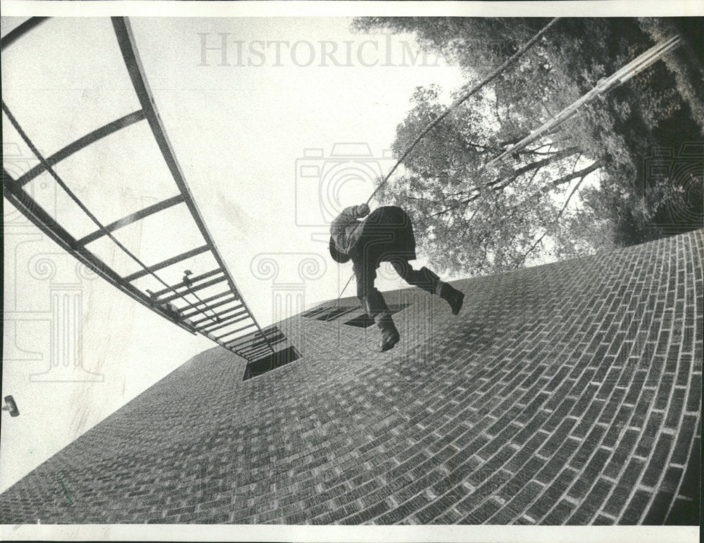 1978 Press Photo Winnetka Fire Dept. makes a descent - Historic Images