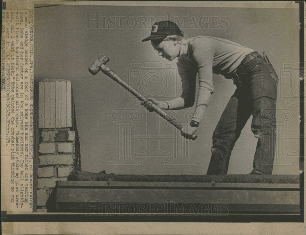 1974 Press Photo Babs Luedke Swings Sledge Hammer - Historic Images