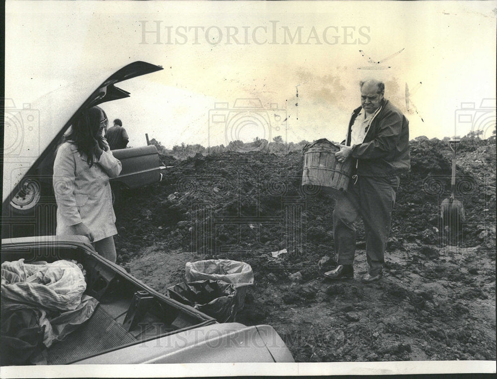 1975 Press Photo Free fertilizer from Stickney Landfill - Historic Images