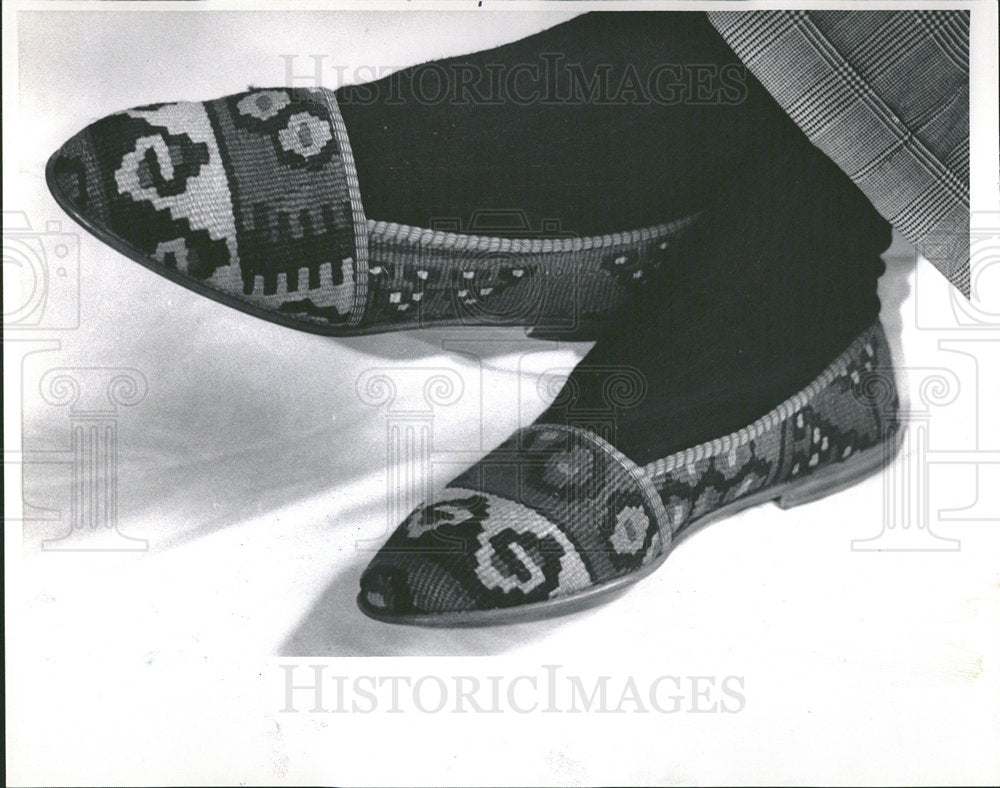 1989 Press Photo Dita Emmet Turkish rugs slippers - Historic Images