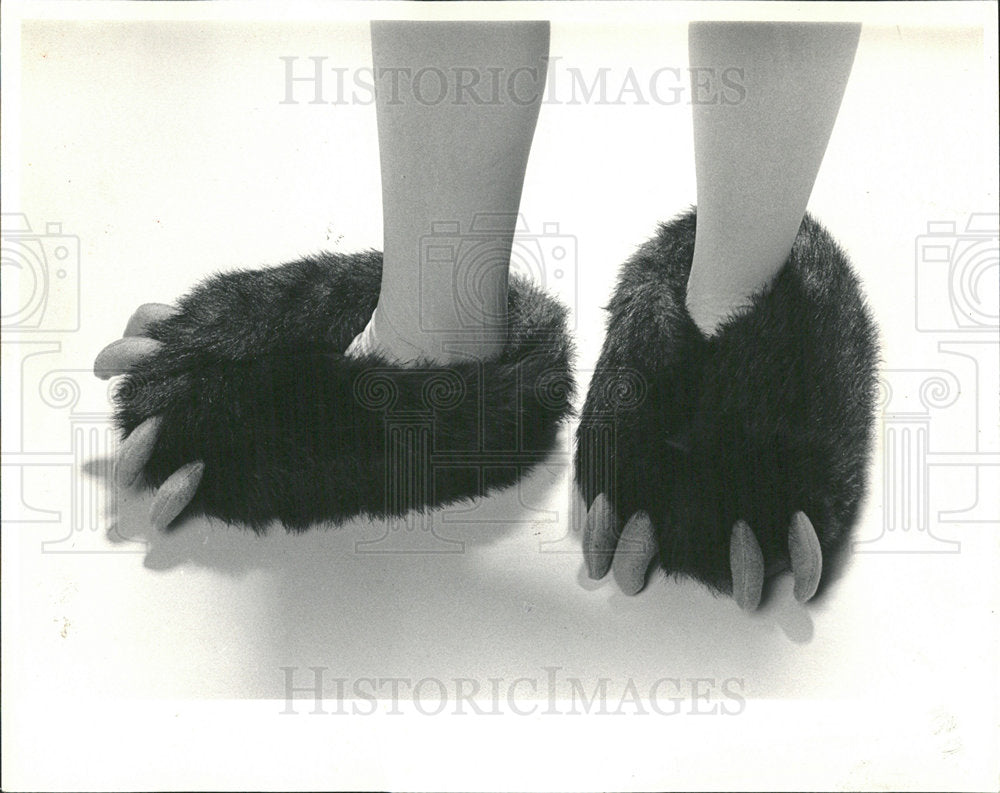 1985 Press Photo Bear Paw Slippers Childrens Gift - Historic Images