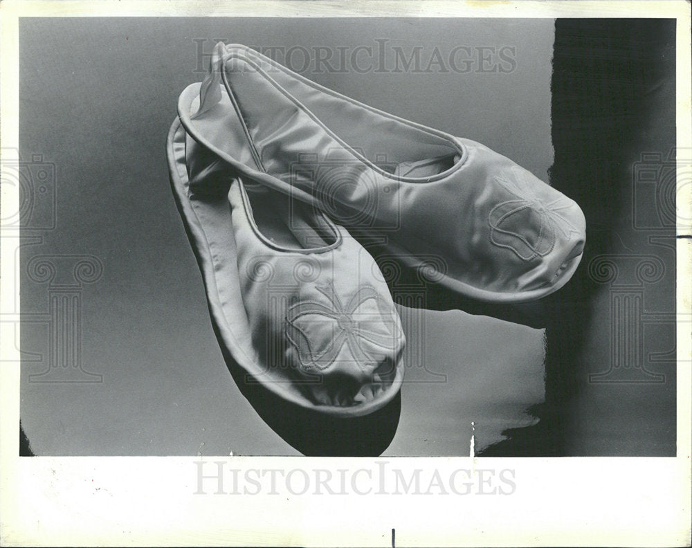1984 Press Photo Cream-Colored Satin Slippers With Bow - Historic Images
