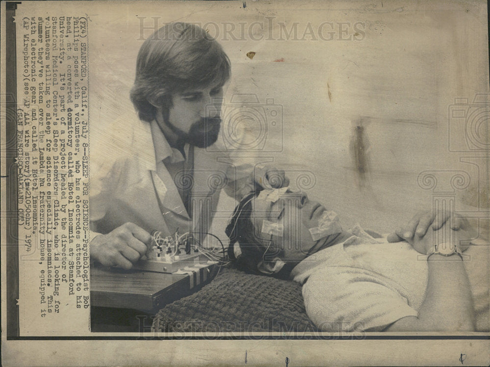 1976 Press Photo Bob Phillips Poses At Hotel Insomnia - Historic Images