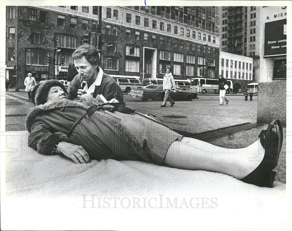 1982 Press Photo Man Conducting National Dream Poll - Historic Images