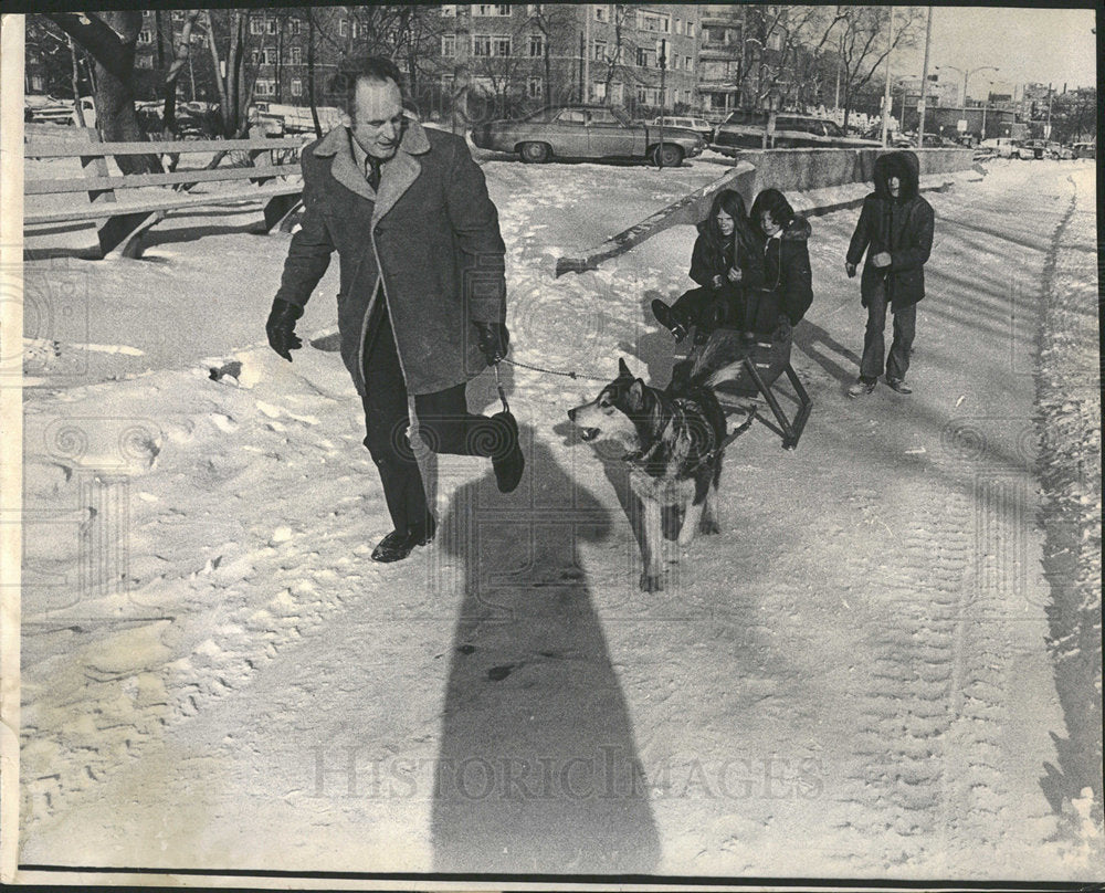 1972 Press Photo Man Malemute Dog Sled - Historic Images