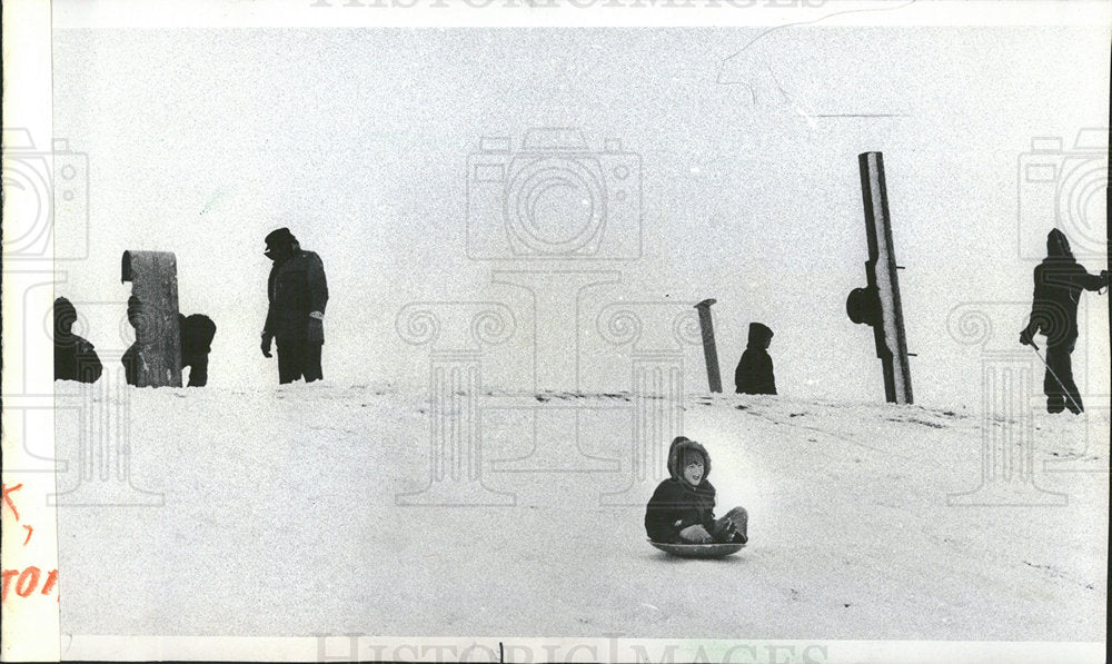 1975 Press Photo Snow Sled James Park Evanston  - Historic Images