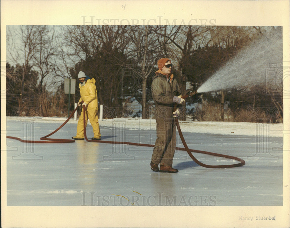1991 Press Photo Park District Employees Prepare Rink - Historic Images