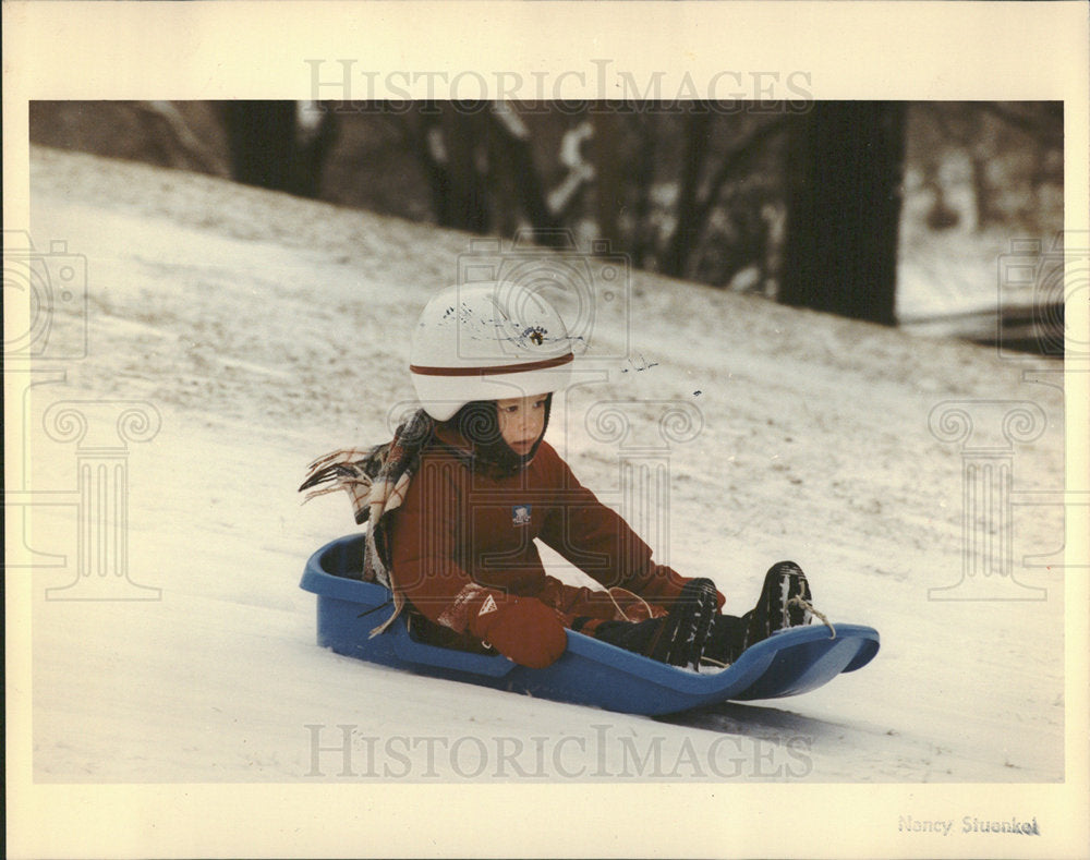 1991 Press Photo Child Girl Sled Hill Lincoln Park - Historic Images