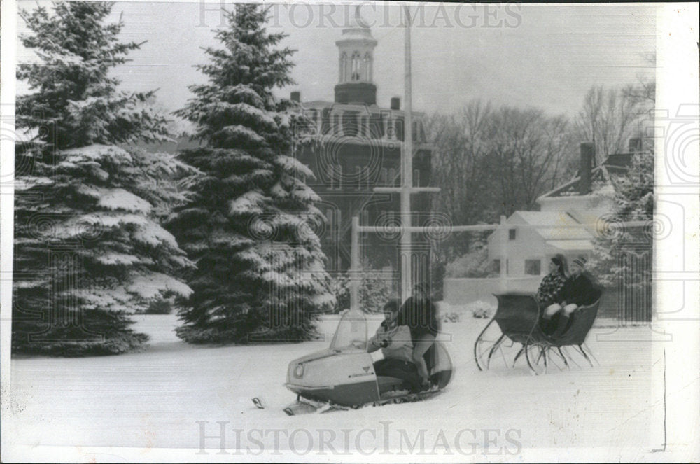 1965 Press Photo Kents Hill School Sleigh Ride - Historic Images
