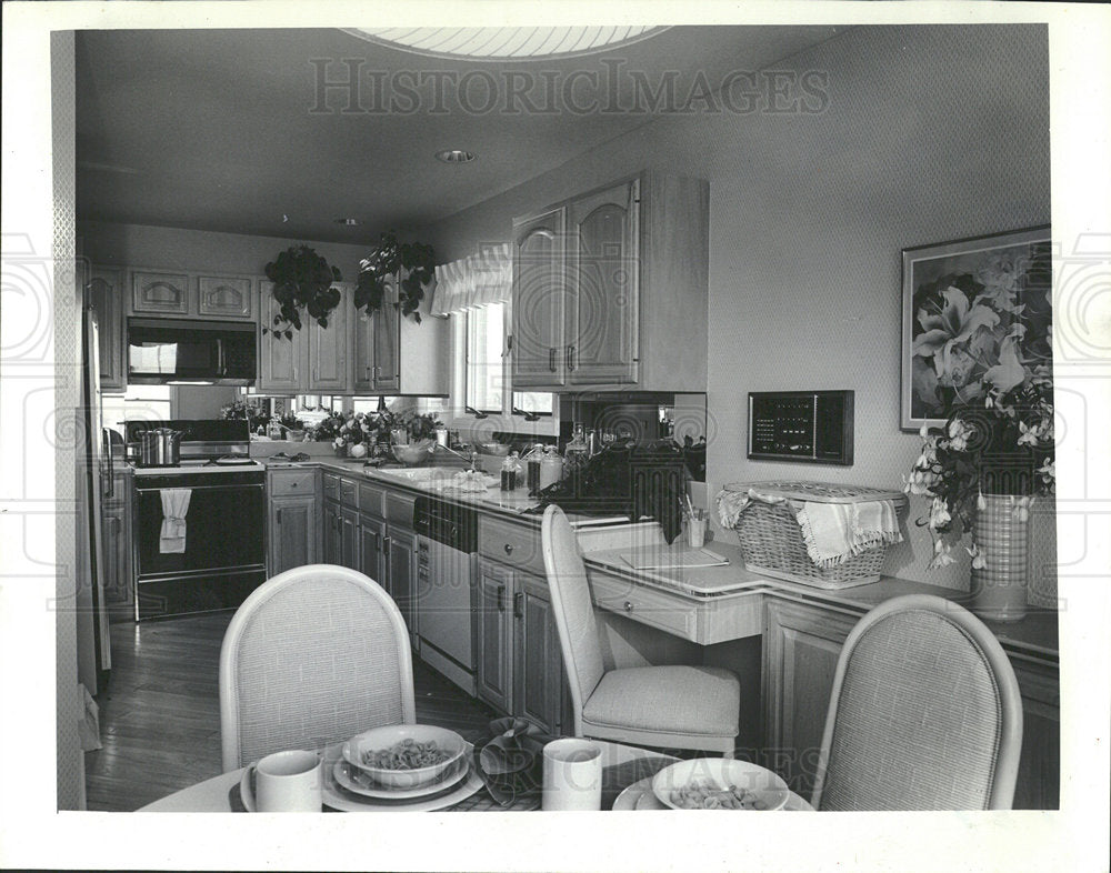 1989 Press Photo An Eat-in Kitchen - Historic Images