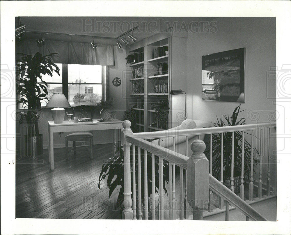 1989 Press Photo Living Room Skokie Desk Bookcase - Historic Images