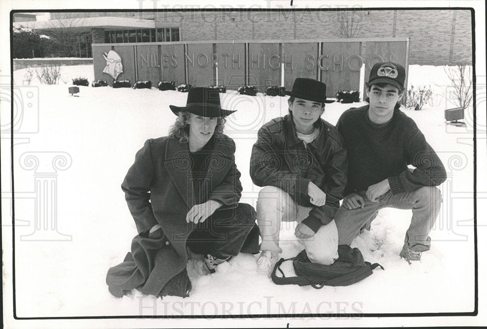 1989 Press Photo Boys Students Hats School - Historic Images