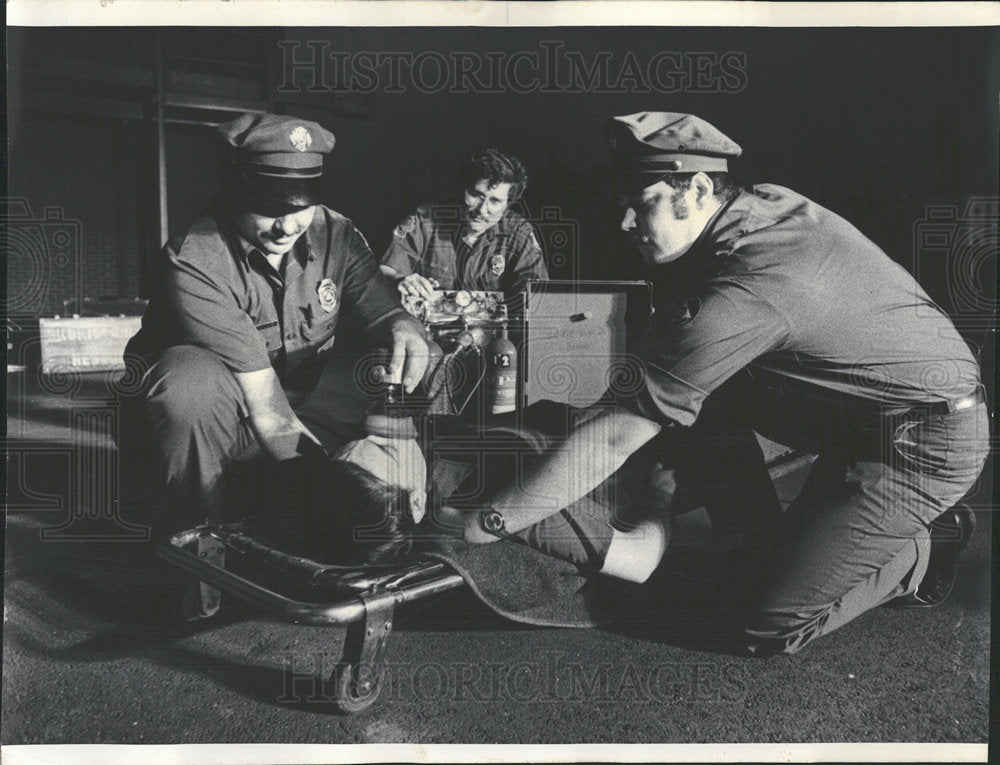 1972 Press Photo Crew practices with inhalators - Historic Images