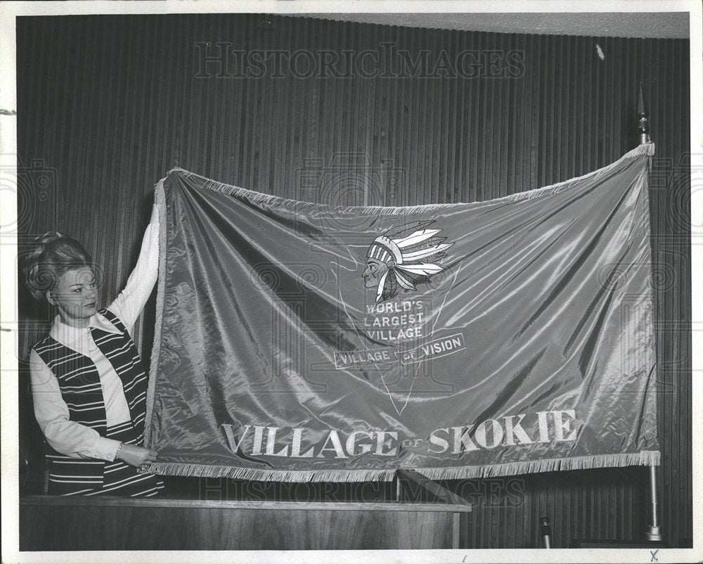 1970 Press Photo Pam Yost and Village of Skokie flag - Historic Images