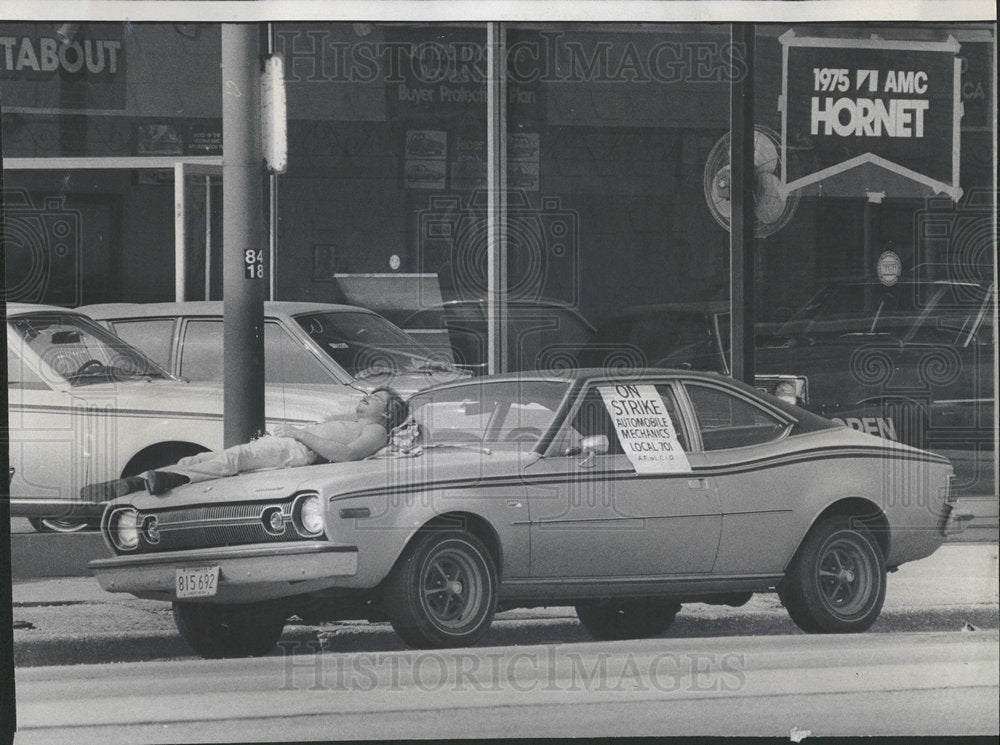 1975 Press Photo Strike Auto Mechanic Break - Historic Images