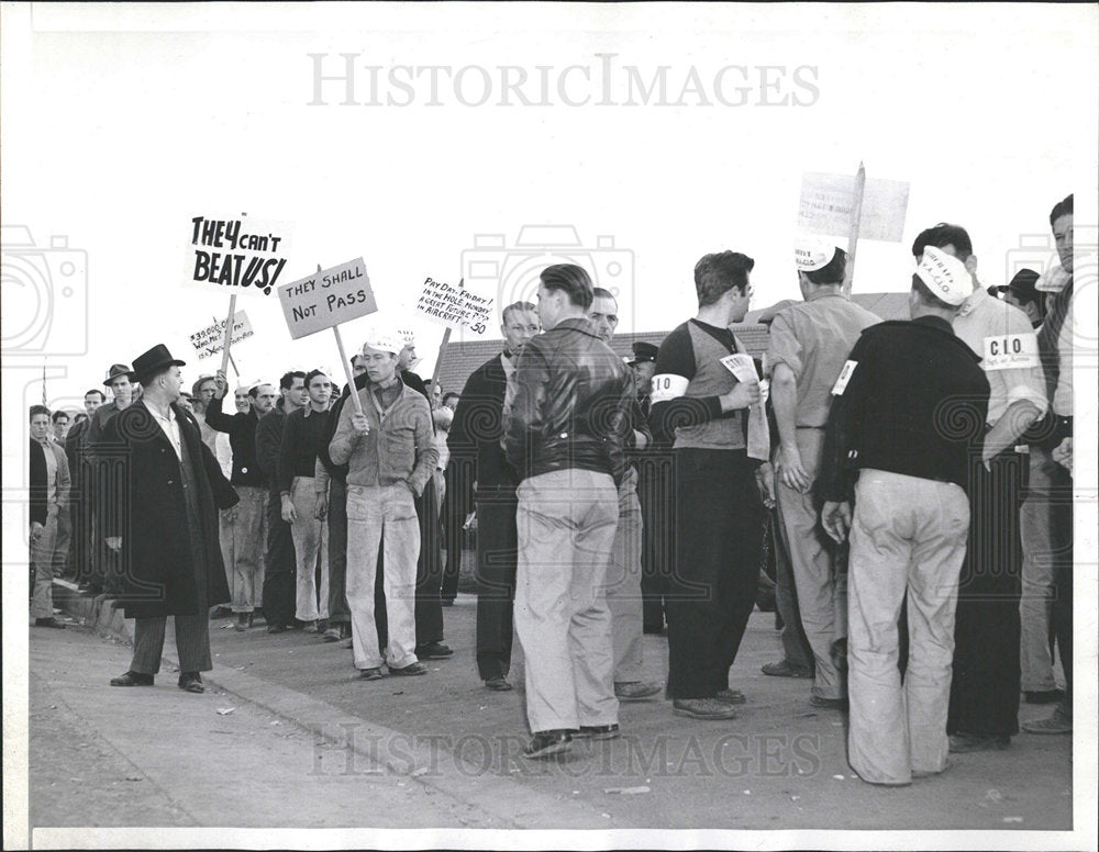 1940 Press Photo Employees Strike Vultee Aircraft Plant - Historic Images