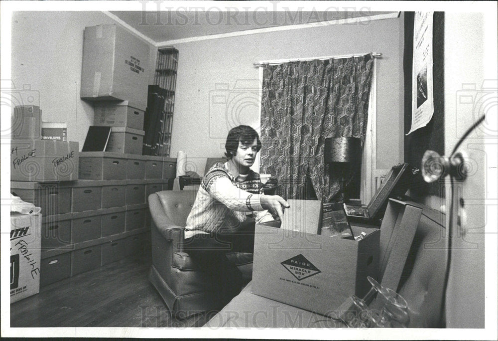 1979 Press Photo Man Packing Box Home - Historic Images