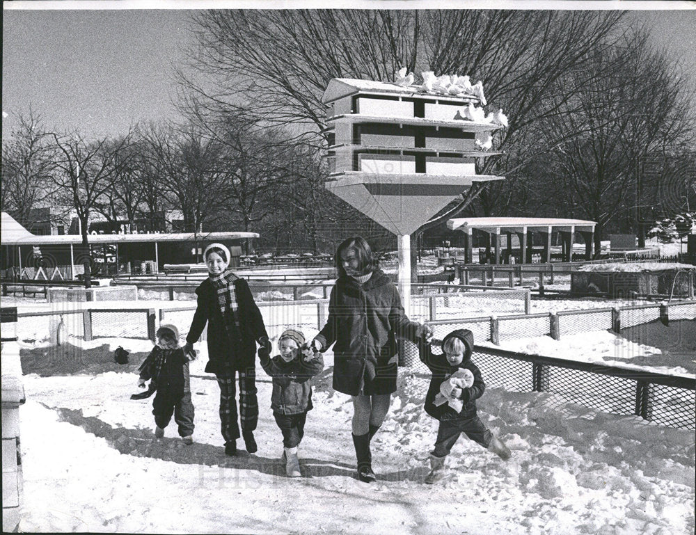 1970 Press Photo Children Mother Zoo Winter Snow Walk - Historic Images