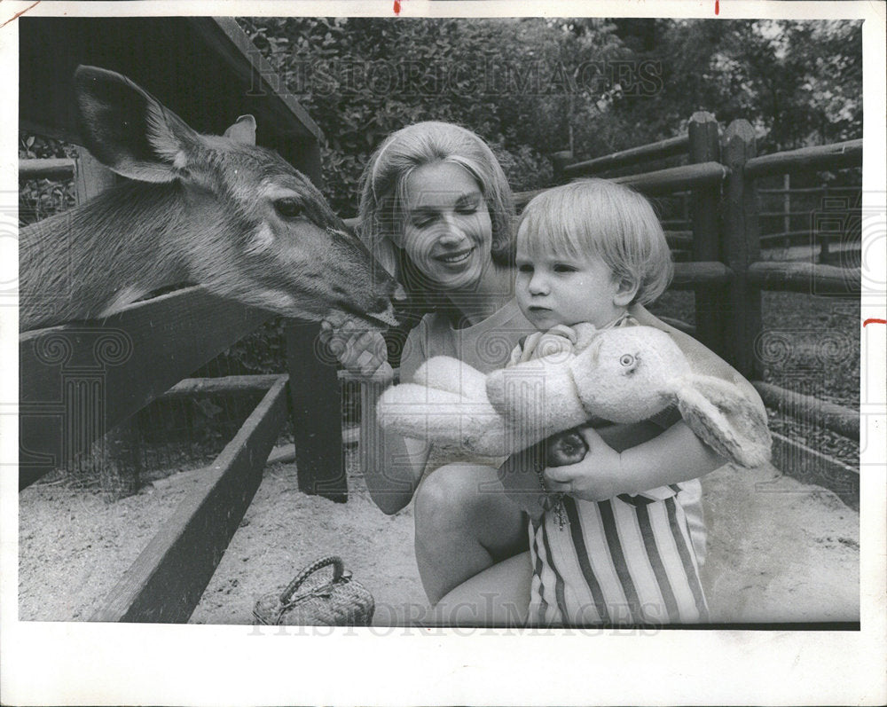 1969 Press Photo Deer Child Mother Children&#39;s Zoo - Historic Images