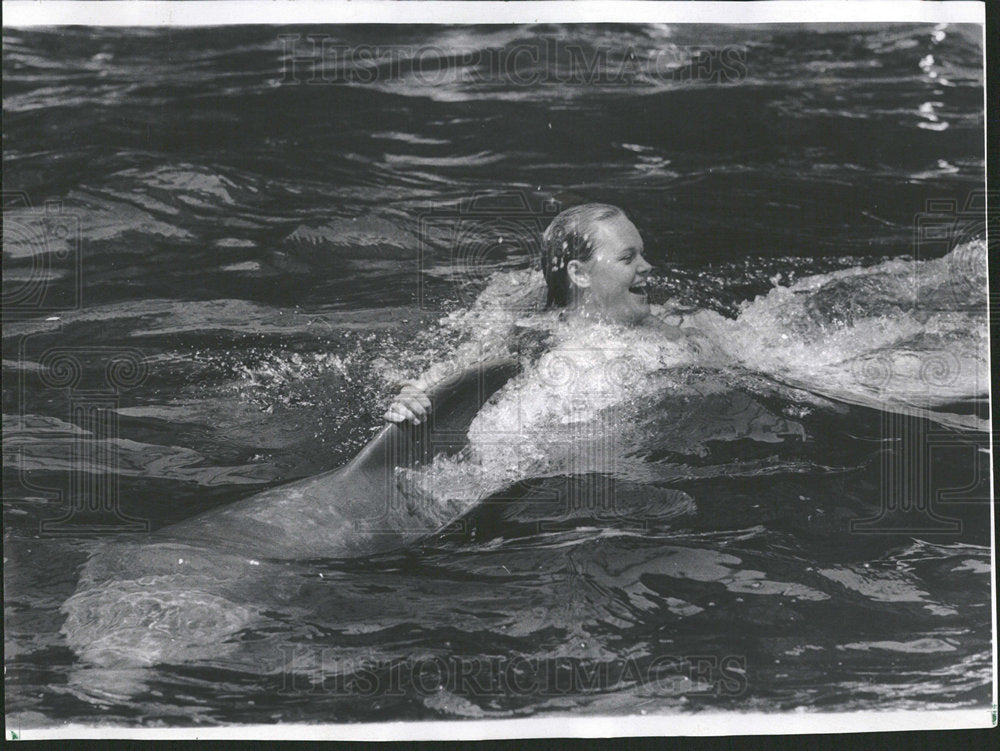 1971 Press Photo Connie Bates Salty Vicki Porpoises - Historic Images