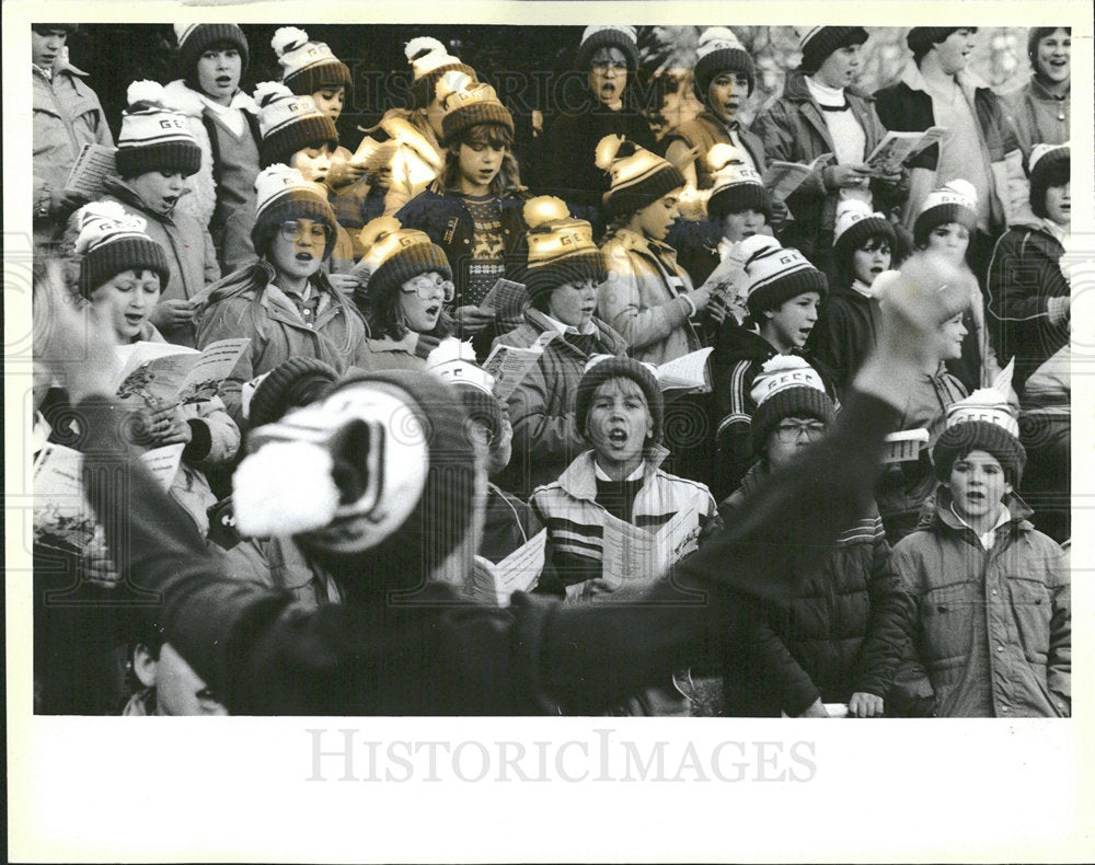 1984 Press Photo Carolers Lincoln Park Zoo - Historic Images