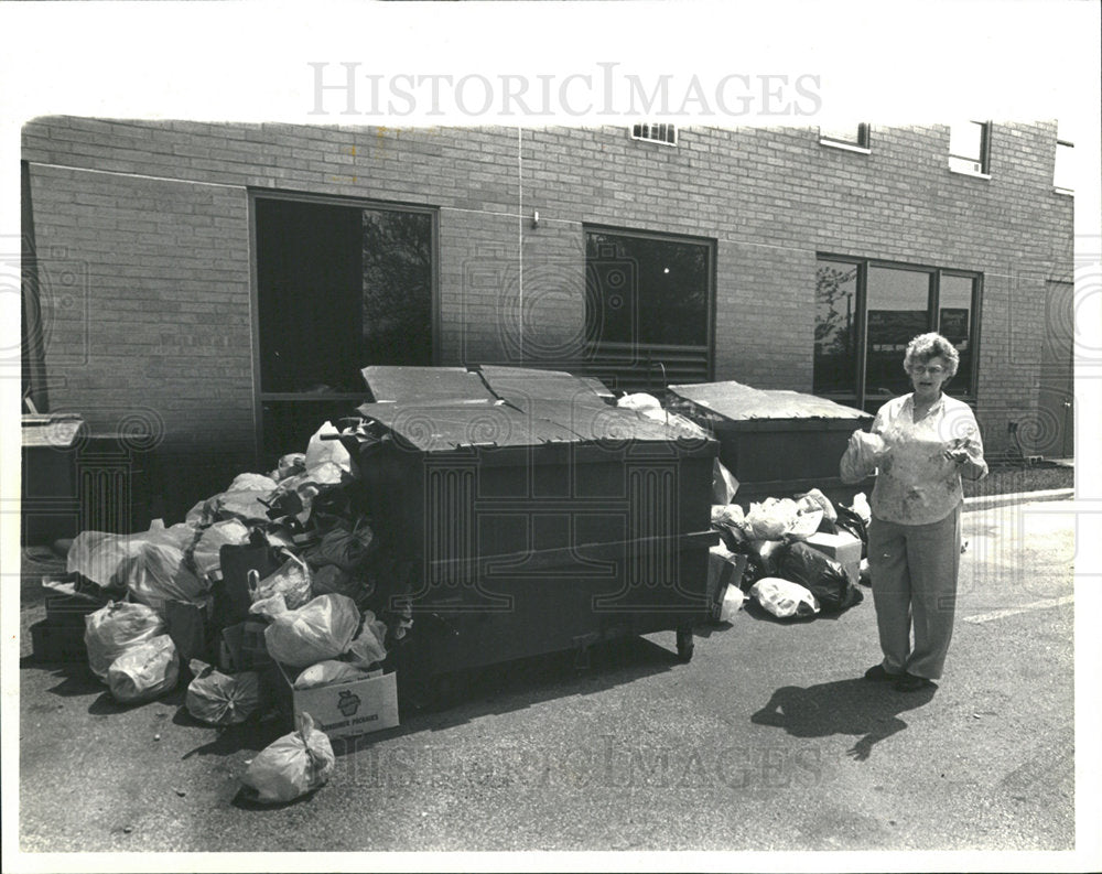 1987 Press Photo Garbage CHA Building - Historic Images