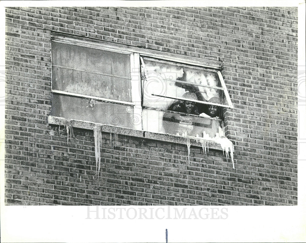 1983 Press Photo Inadequate Heating ABLA Homes - Historic Images