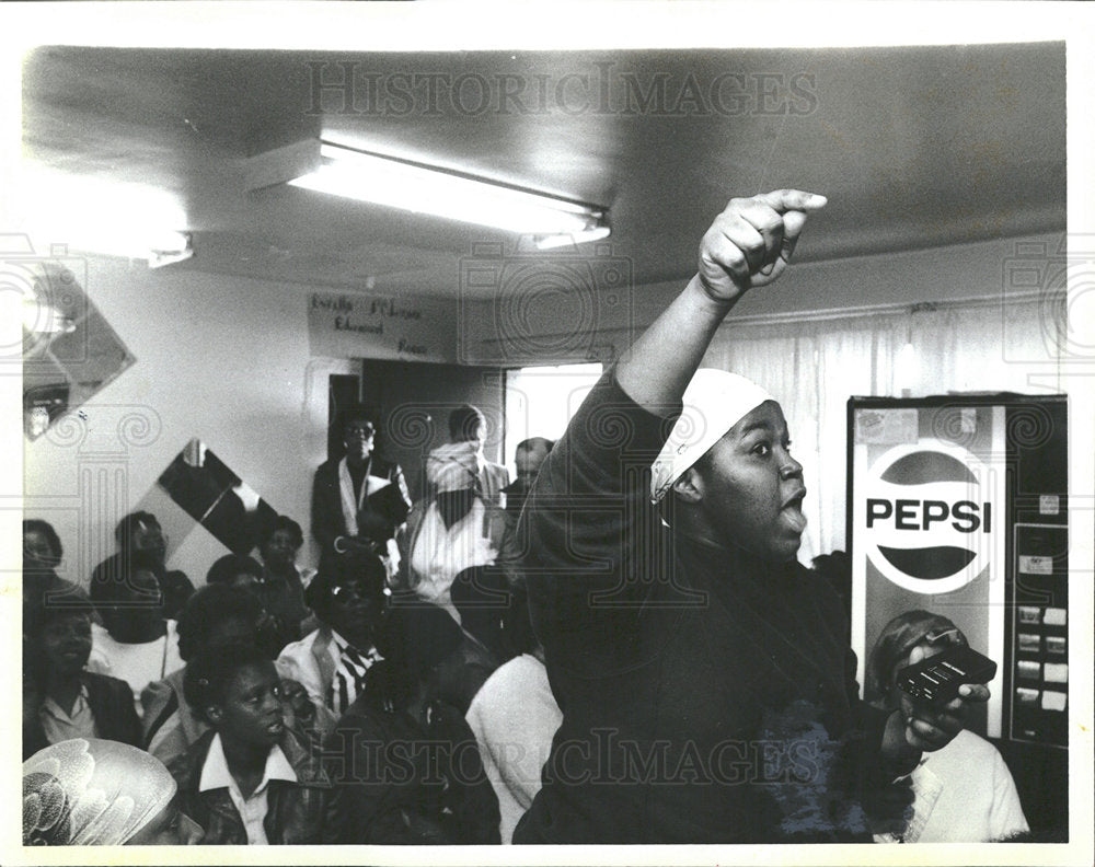 1986 Press Photo Agitated Crowd Of CHA Tenants Meeting - Historic Images