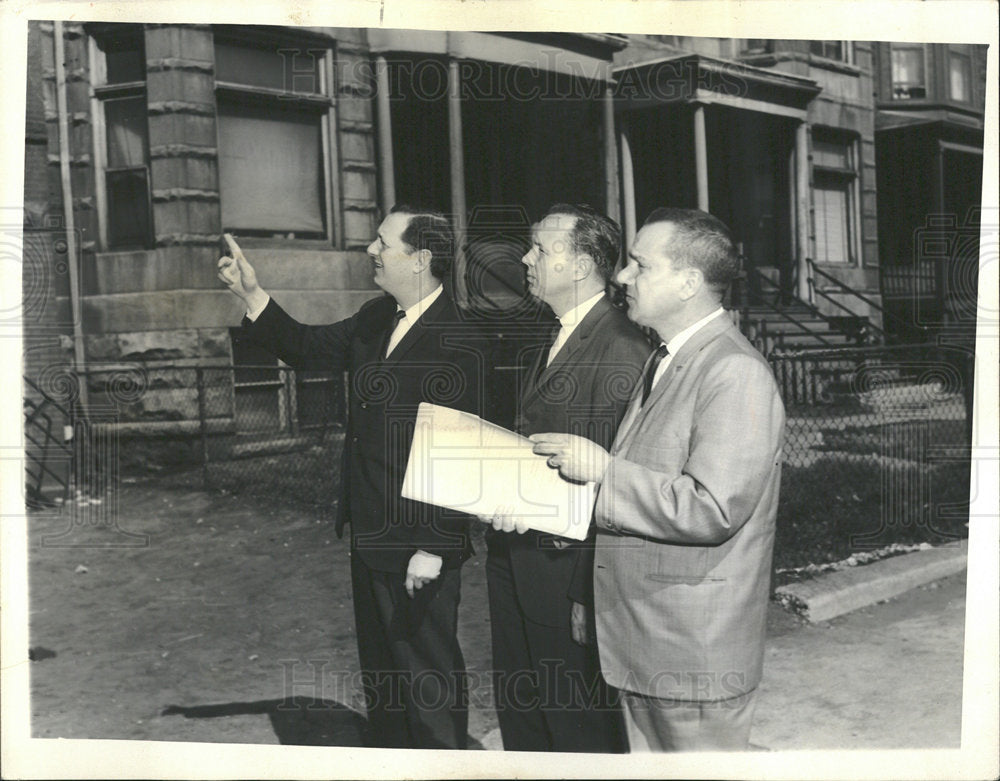 1963 Press Photo Politicians Inspect Chicago Slum Home - Historic Images
