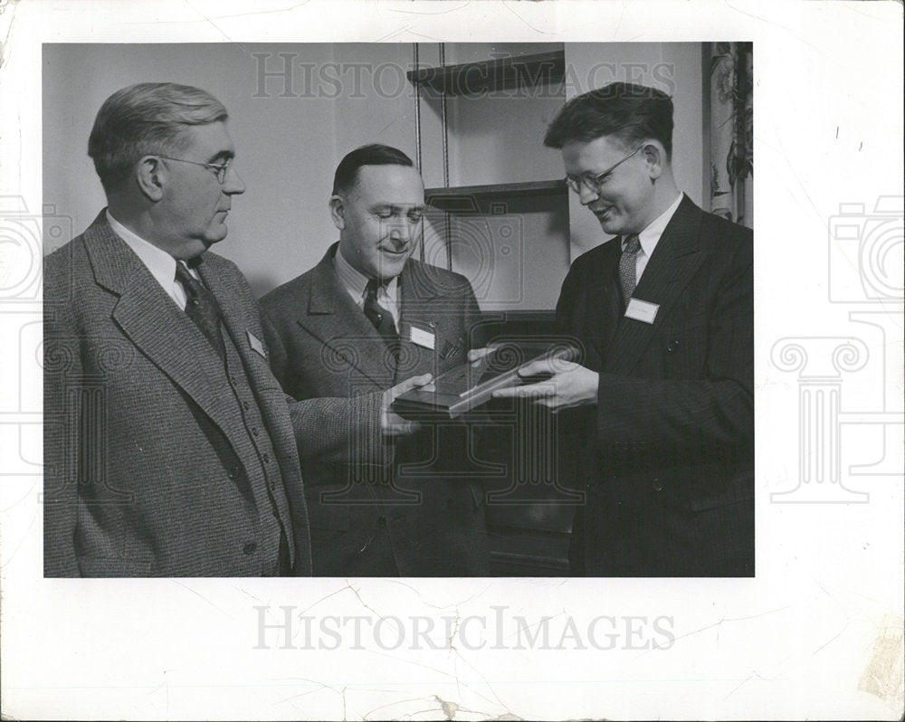 1941 Press Photo Engineers Leroy C Smith &amp; John A Long - Historic Images