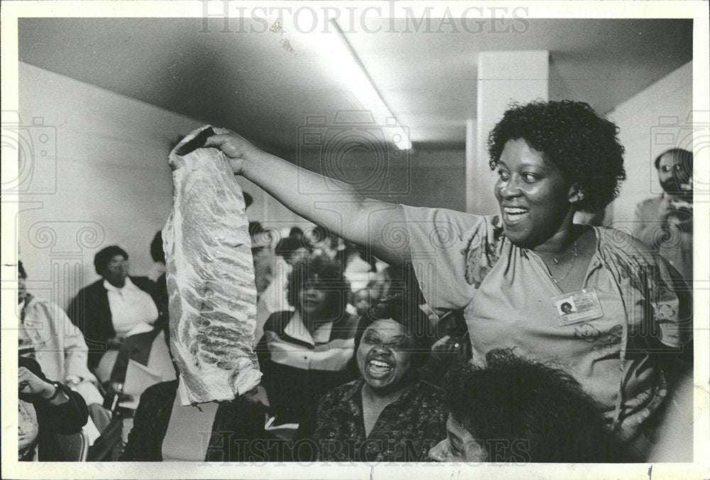 1981 Press Photo Thelma Andrews Slab Ribs Cabrini Green - Historic Images