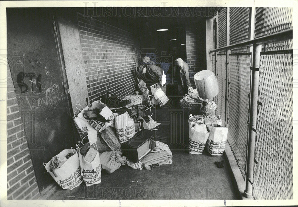 1981 Press Photo Housing Tenants Belongings Stack Paper - Historic Images