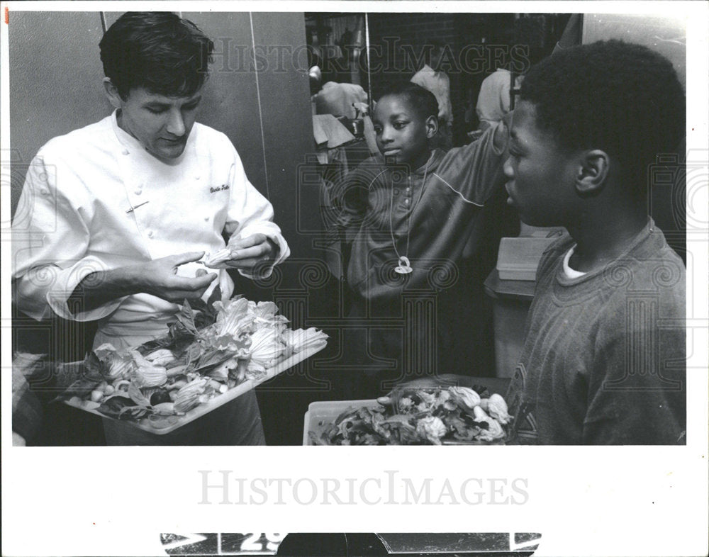 1991 Press Photo Chef Trotter Shows How to Judge Greens - Historic Images