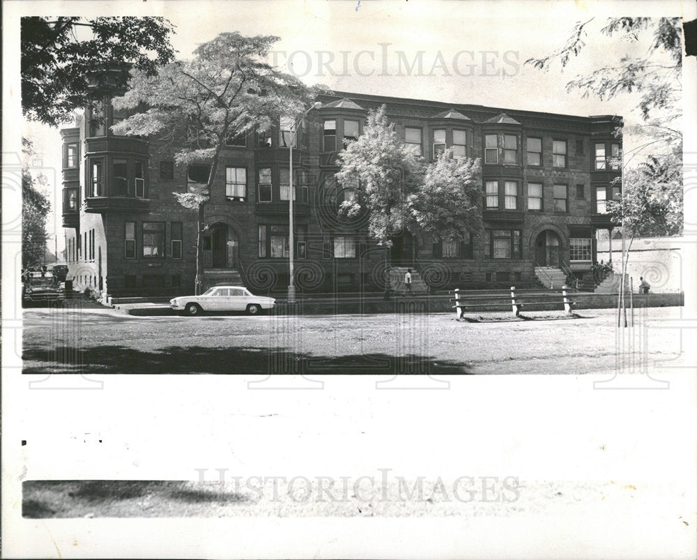1961 Press Photo Slum building Sarge Familes Persons - Historic Images