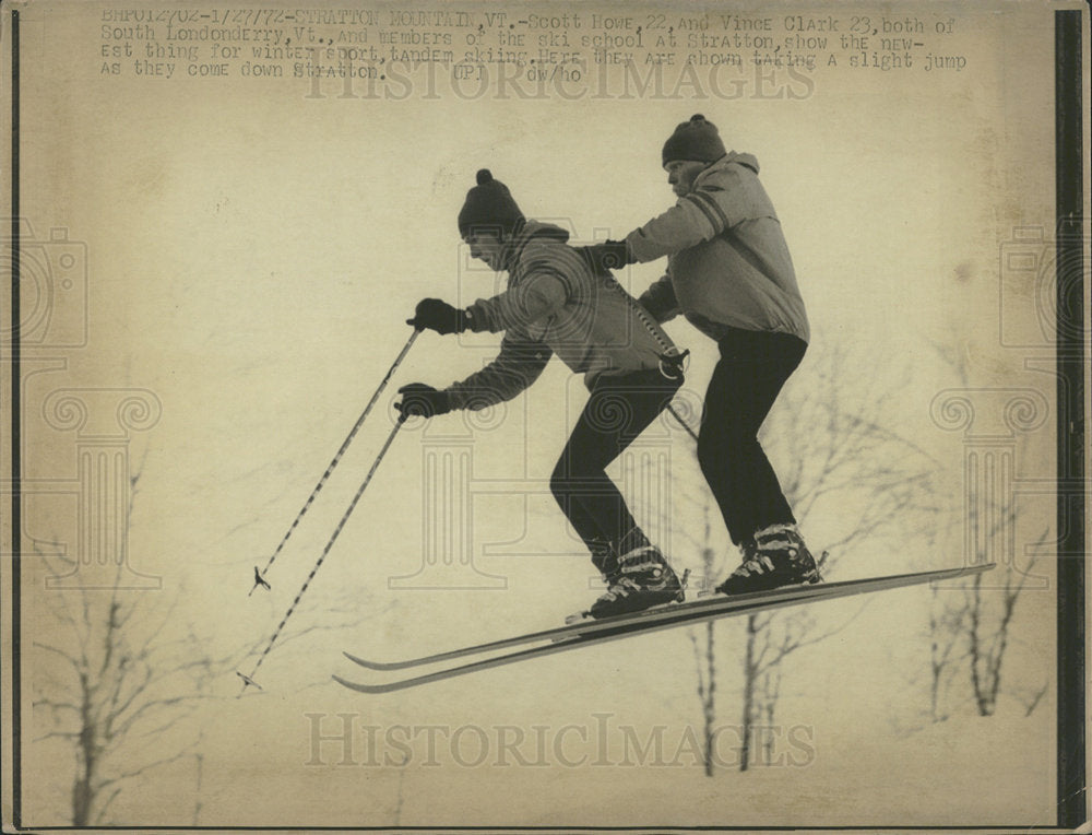 1972 Press Photo Scott Howe and Vince Clark Show Skiing - Historic Images